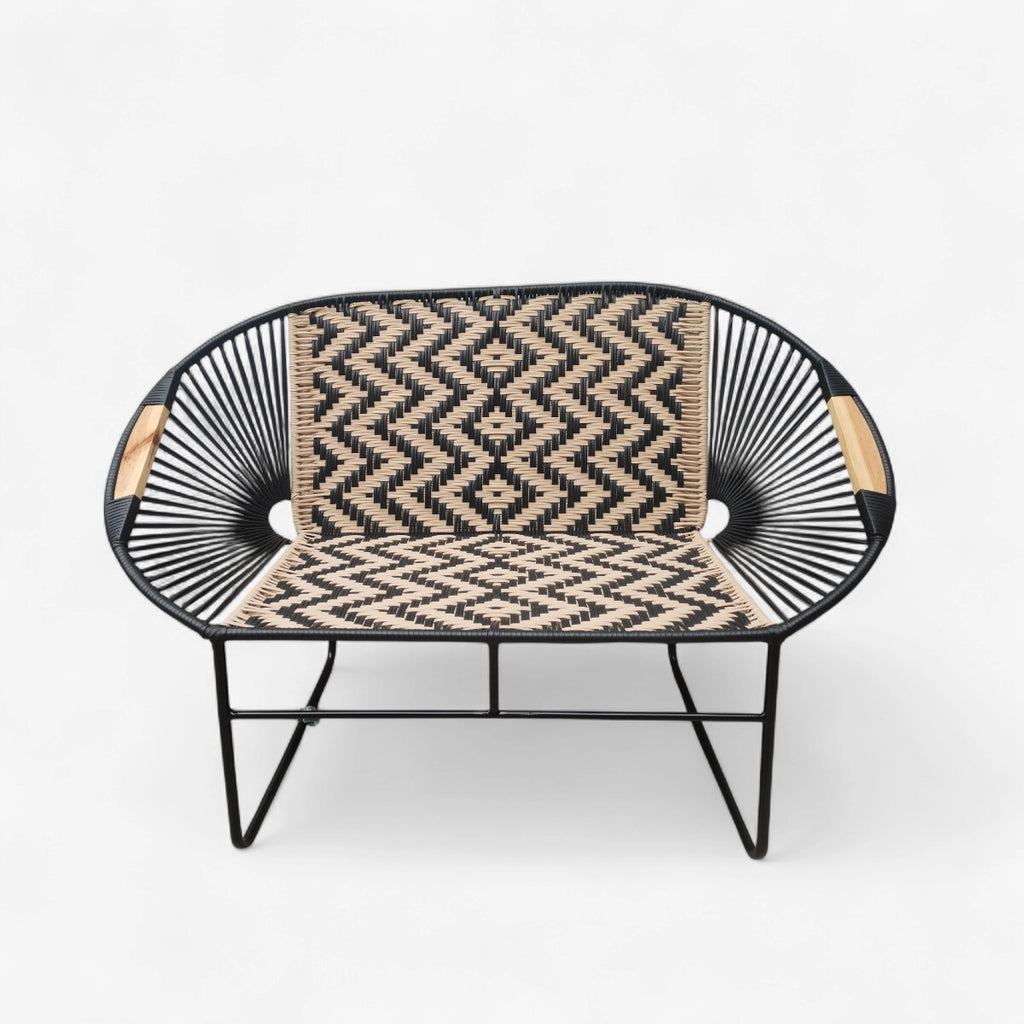 Sofa asiento y espaldar en rombo brazos de madera