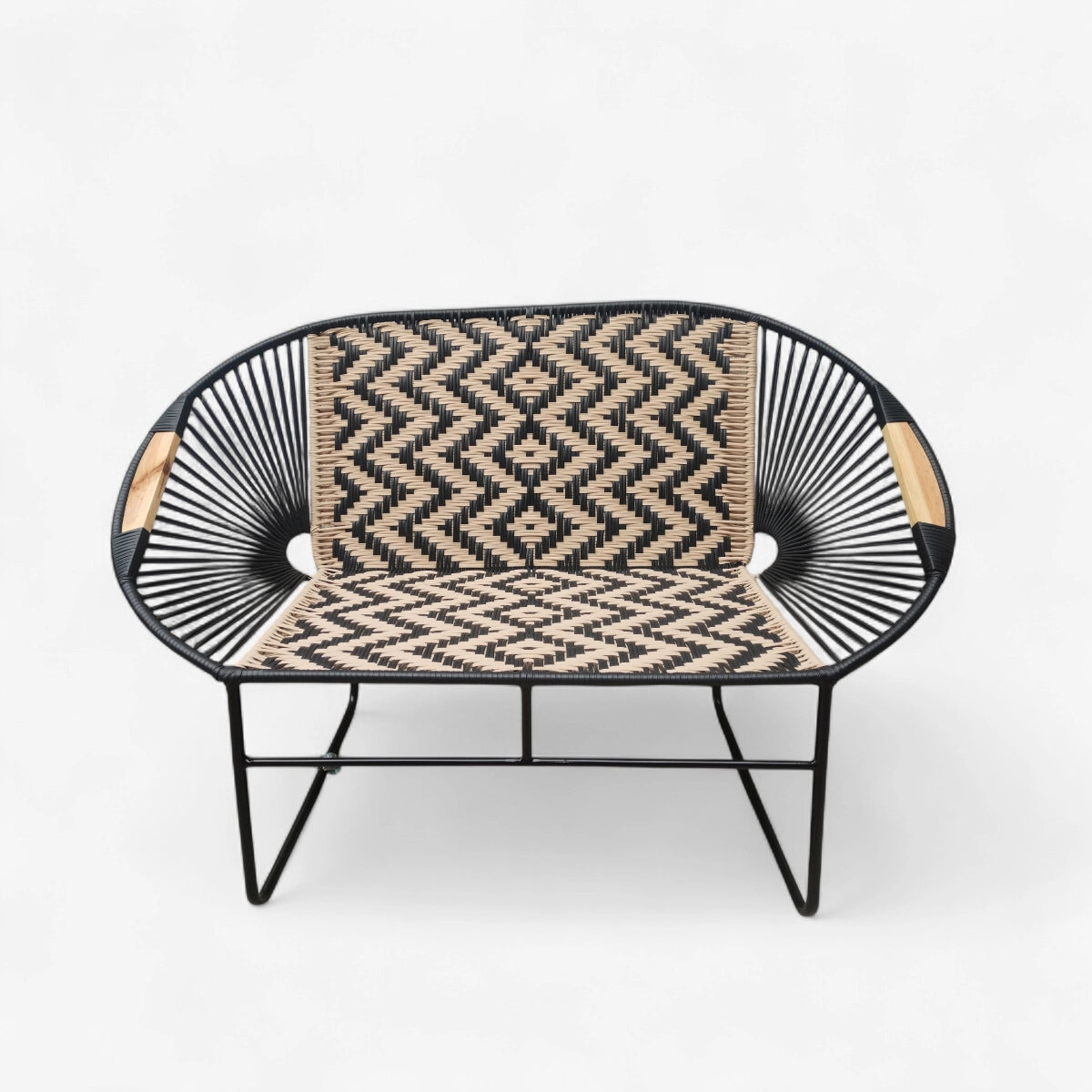 Sofa asiento y espaldar en rombo brazos de madera