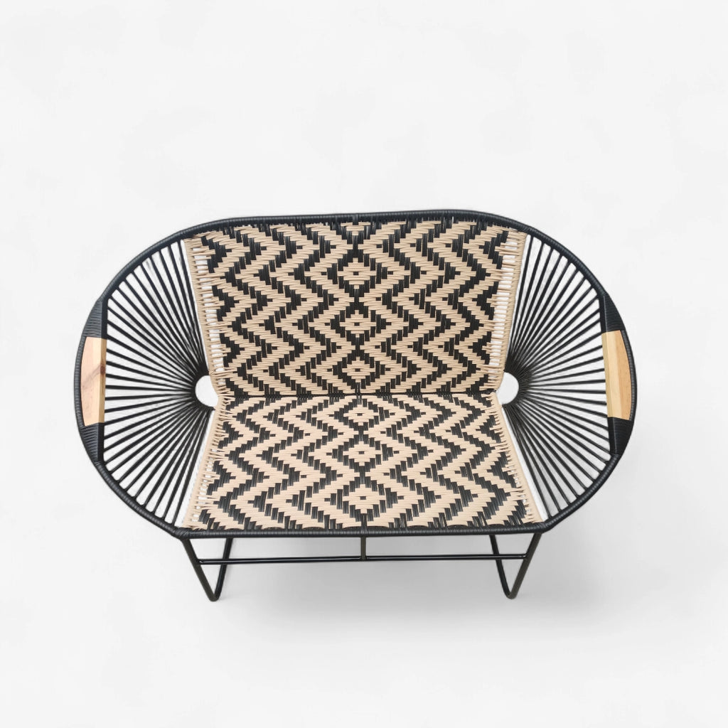 Sofa asiento y espaldar en rombo brazos de madera