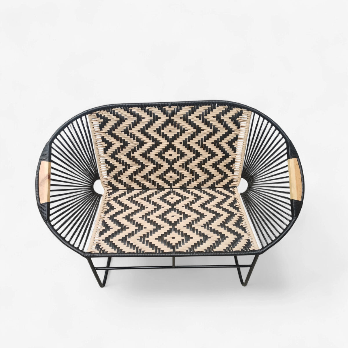 Sofa asiento y espaldar en rombo brazos de madera