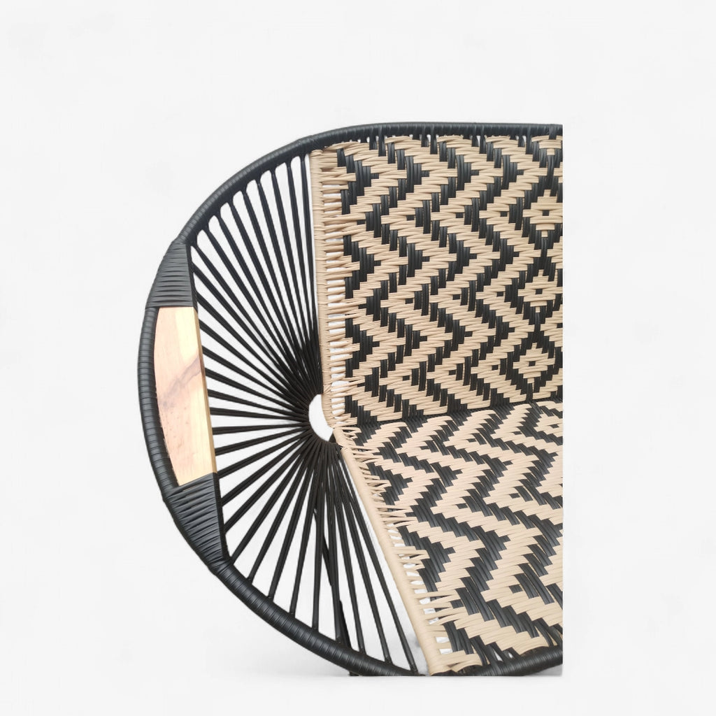 Sofa asiento y espaldar en rombo brazos de madera